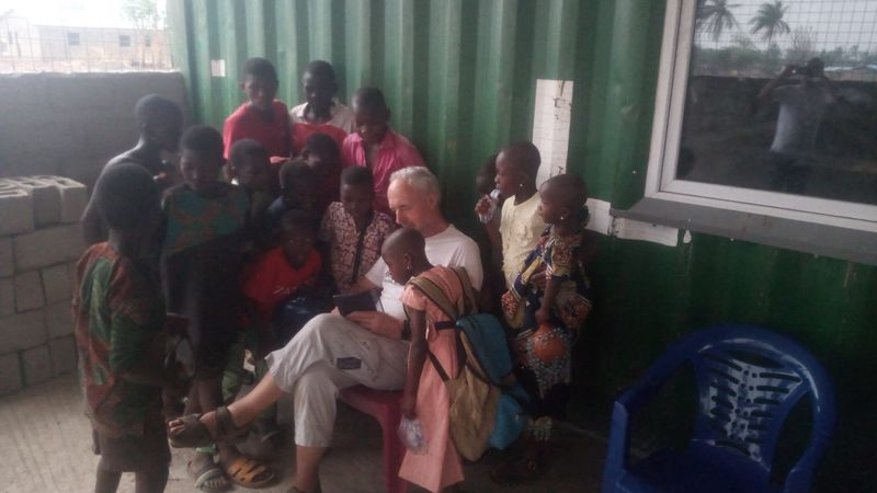 Togo Fotos mit Walter schauen 189.jpg